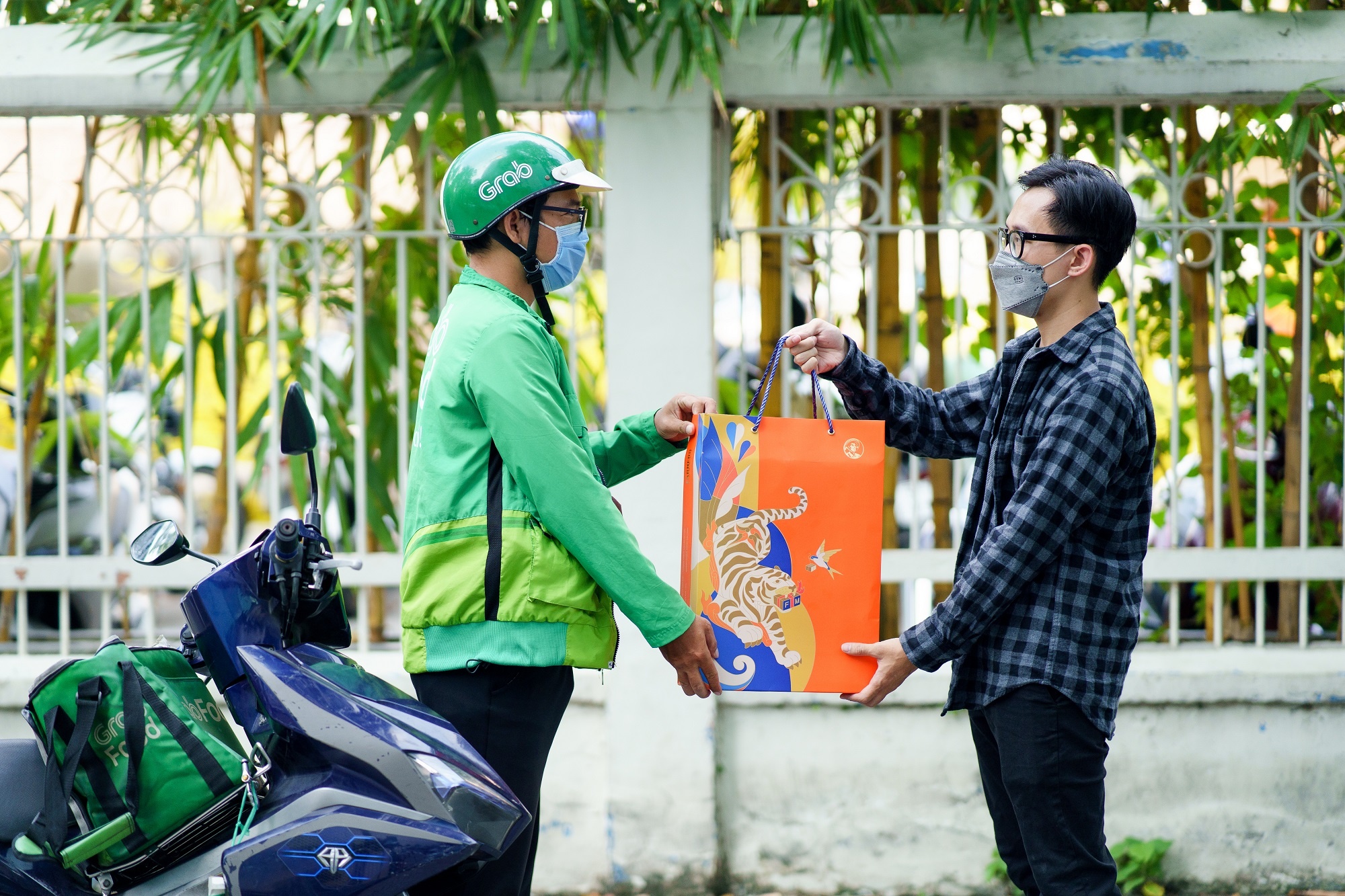Nhung mon qua cho Tet xa hoa gan hinh anh