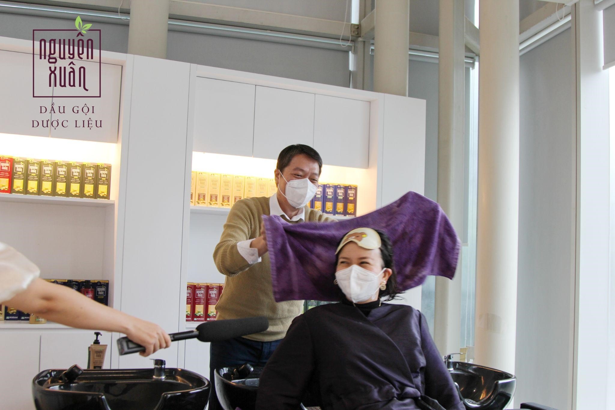 Dầu gội dược liệu Nguyên Xuân ảnh 2 Dau goi duoc lieu Nguyen Xuan anh 2