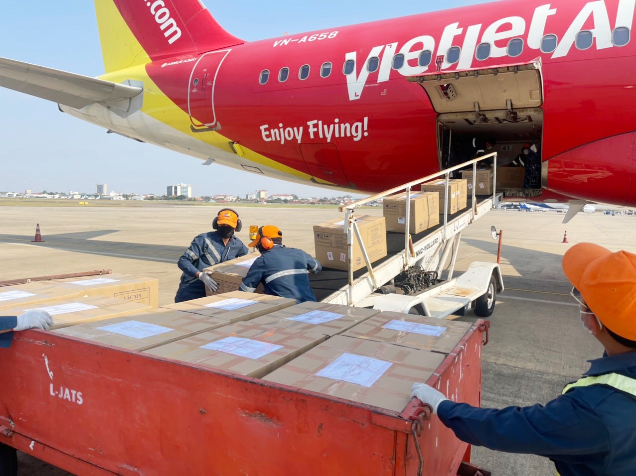 Vietjet van chuyen mien phi 500.000 lieu vaccine Covid-19 den Lao hinh anh