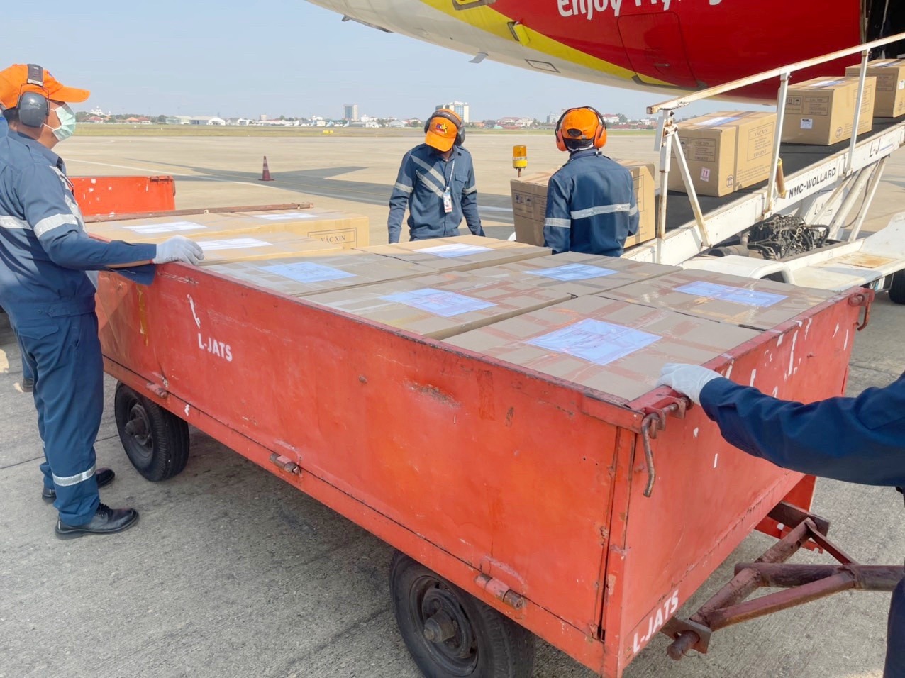 Vietjet,  van chuyen vaccine anh 2