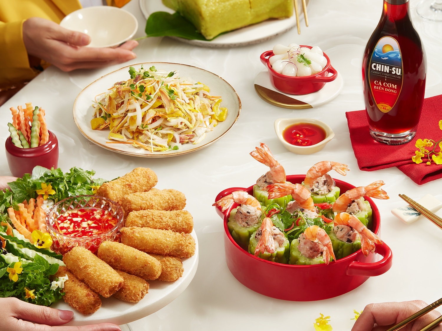 Mon Viet khoac 'ao moi', trao loi chuc y nghia don Tet co truyen hinh anh