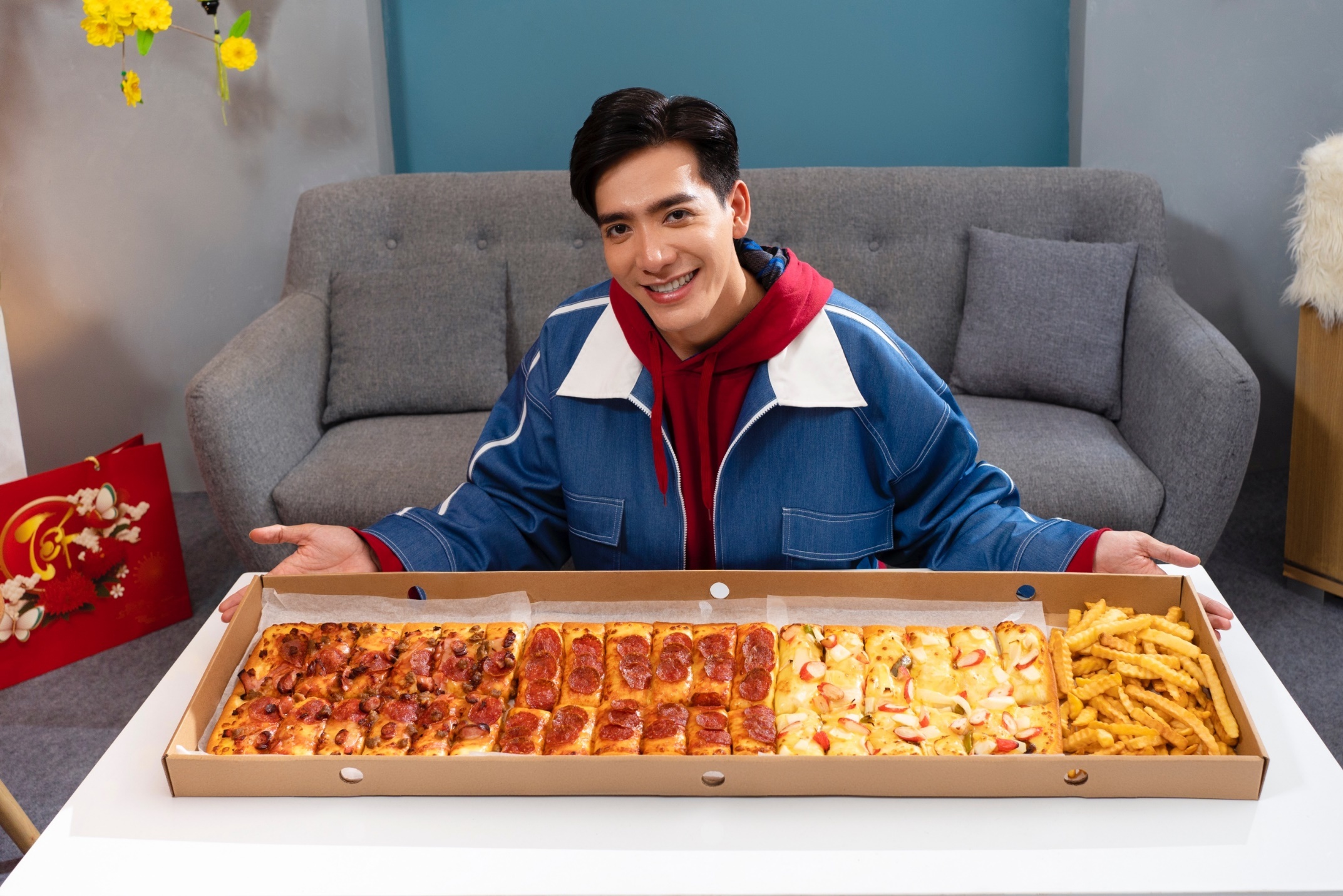 Gioi tre thich thu truoc chiec banh pizza 1 met hinh anh