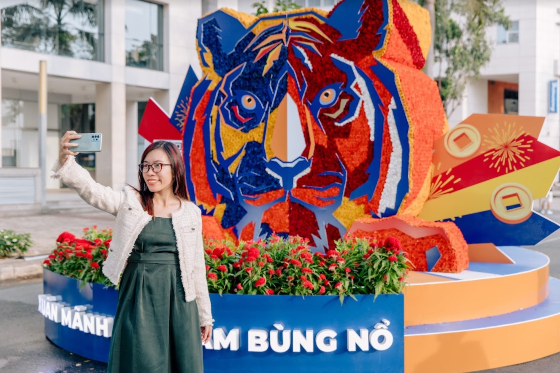 'Manh ho bung no' tai le hoi hoa xuan quan 7 - Phu My Hung 2022 hinh anh