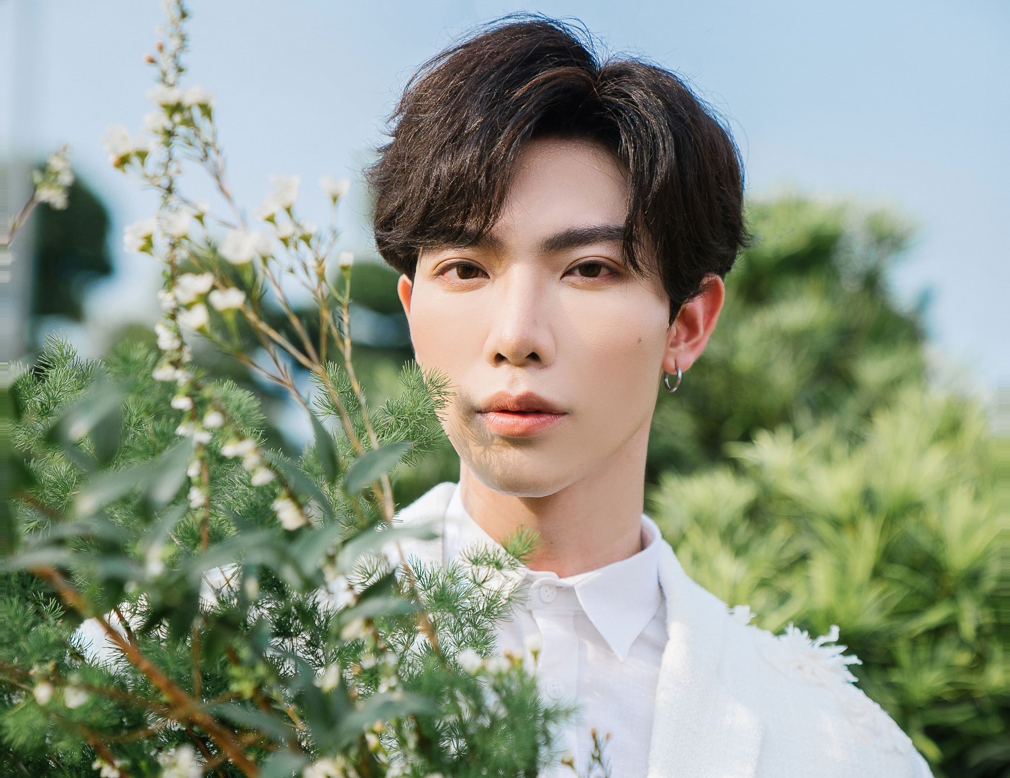 Erik thong tri top 1 #zingchart voi ban hit moi hinh anh