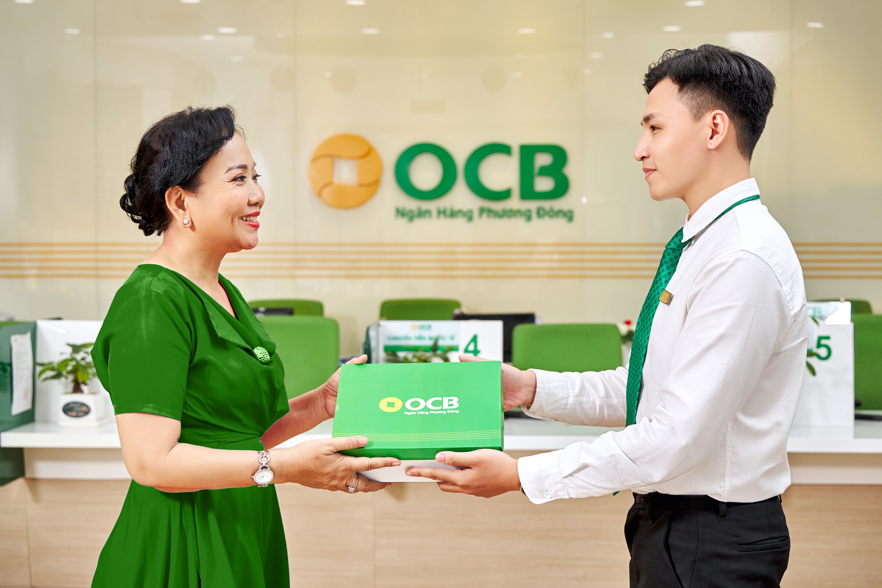 OCB trien khai uu dai gui tiet kiem tai quay dau nam hinh anh