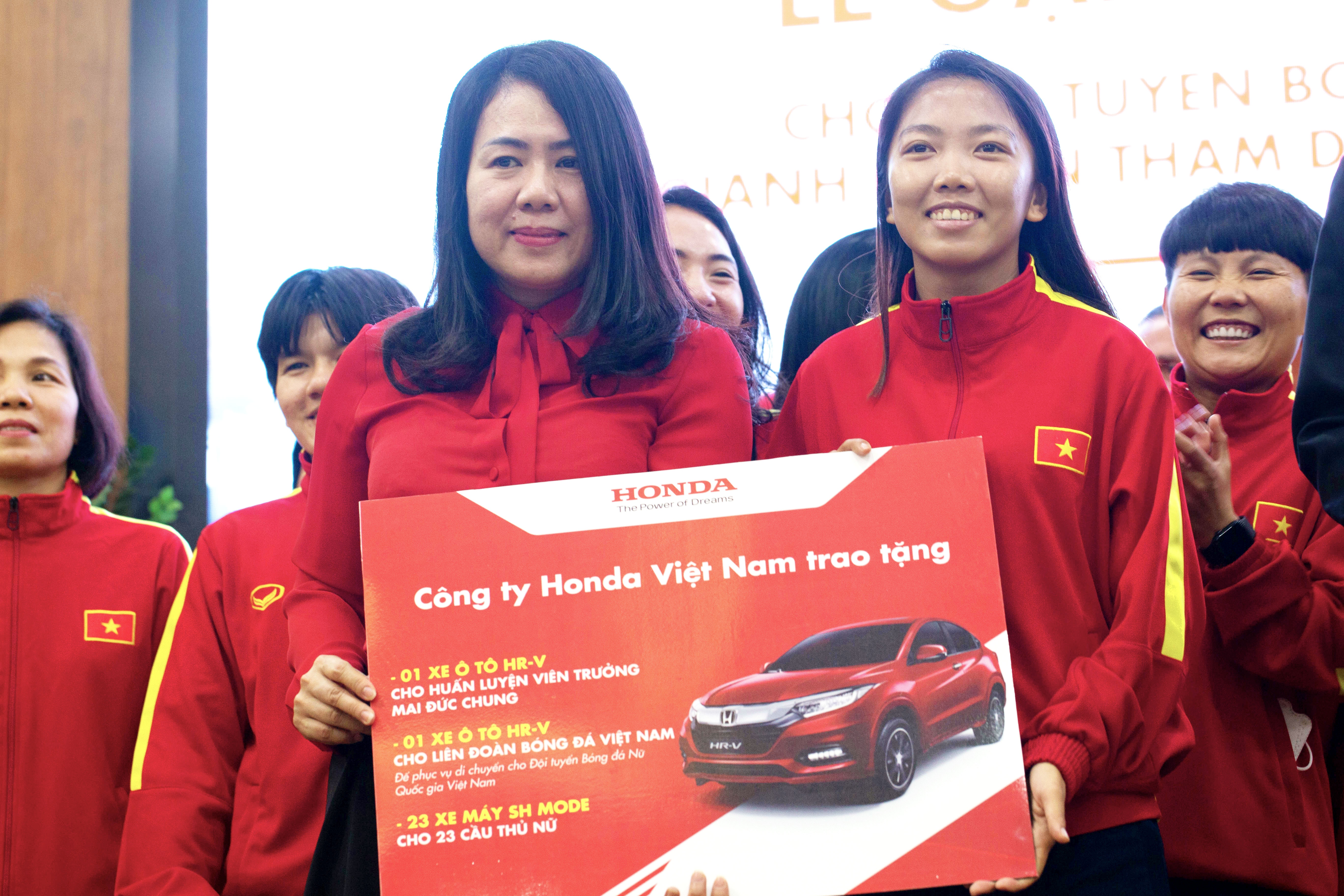 Honda tang oto HR-V, xe SH Mode cho doi tuyen bong da nu hinh anh