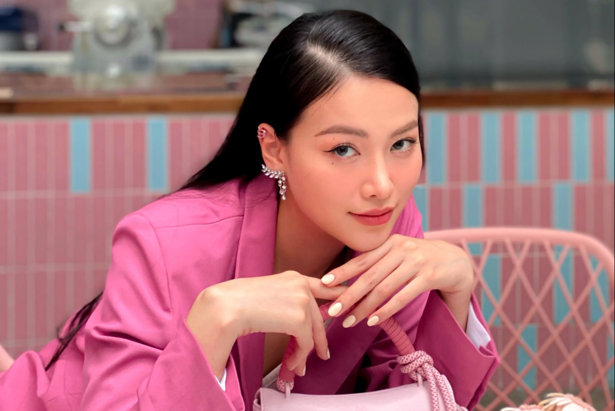 Hoa hau Phuong Khanh rang ro voi outfit dam chat Valentine hinh anh
