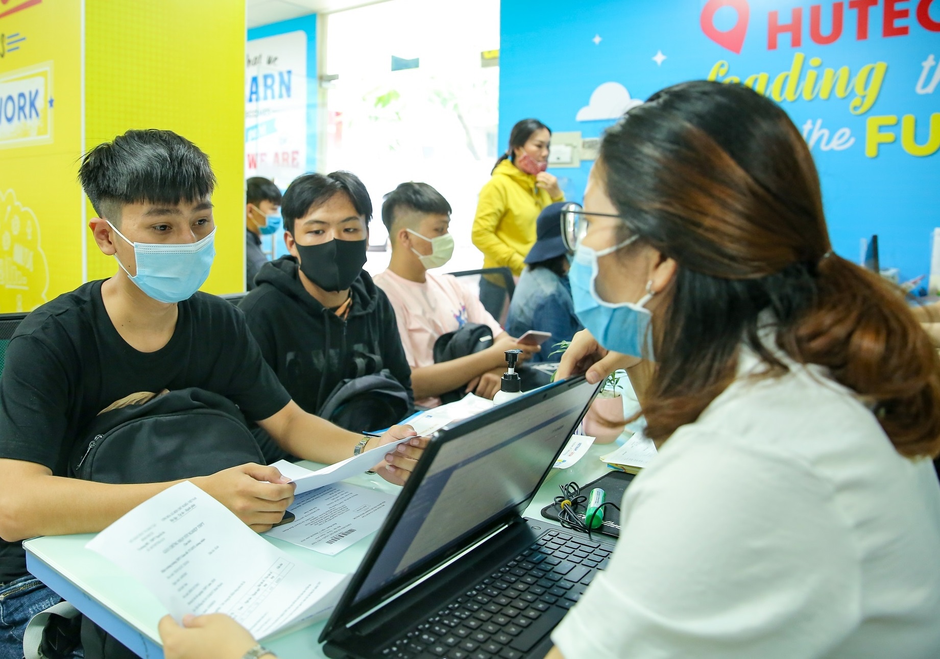 Hutech nhan dang ky xet tuyen hoc ba tu 15/2 hinh anh