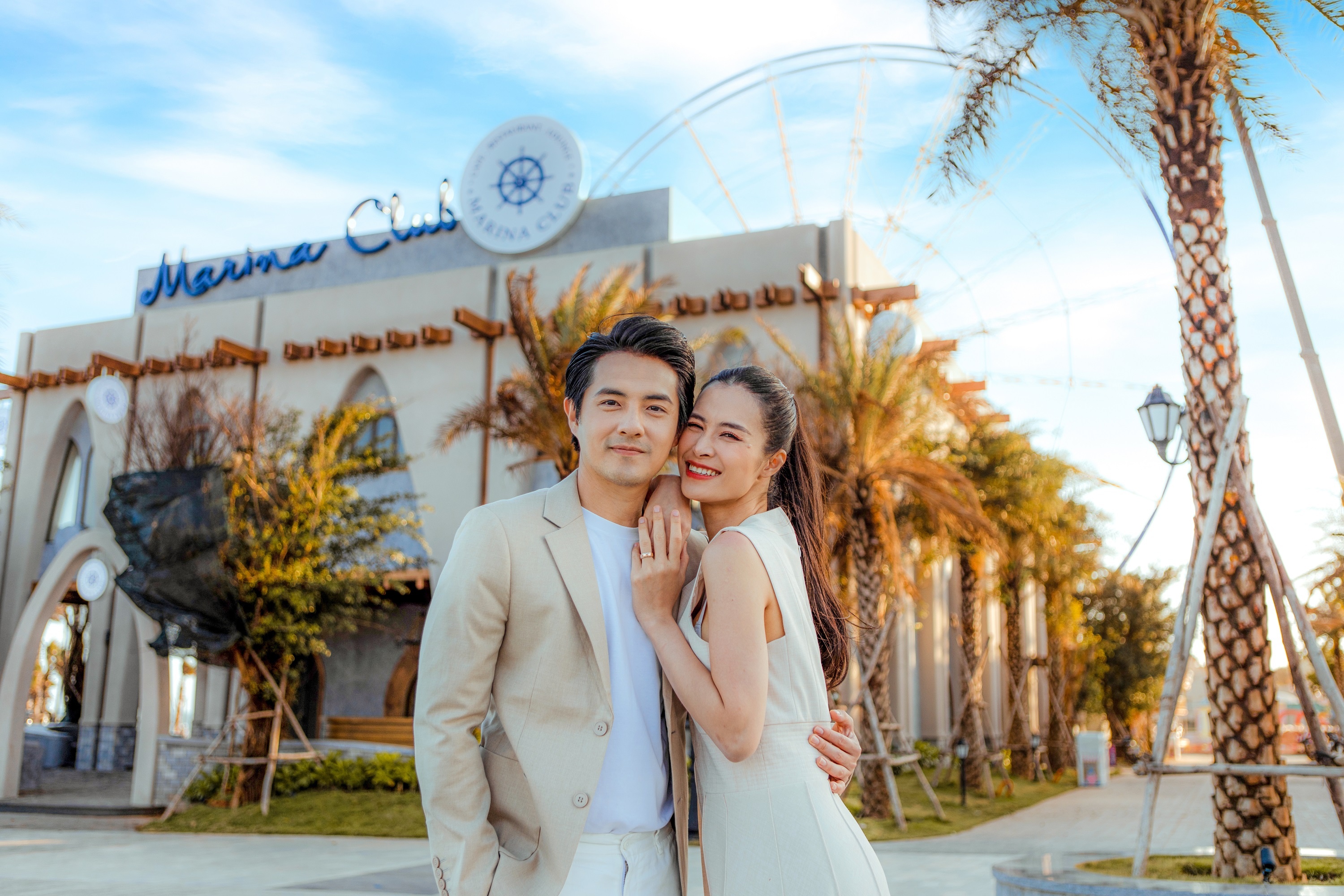 Dong Nhi - Ong Cao Thang lai xe mui tran dao bien Phan Thiet hinh anh