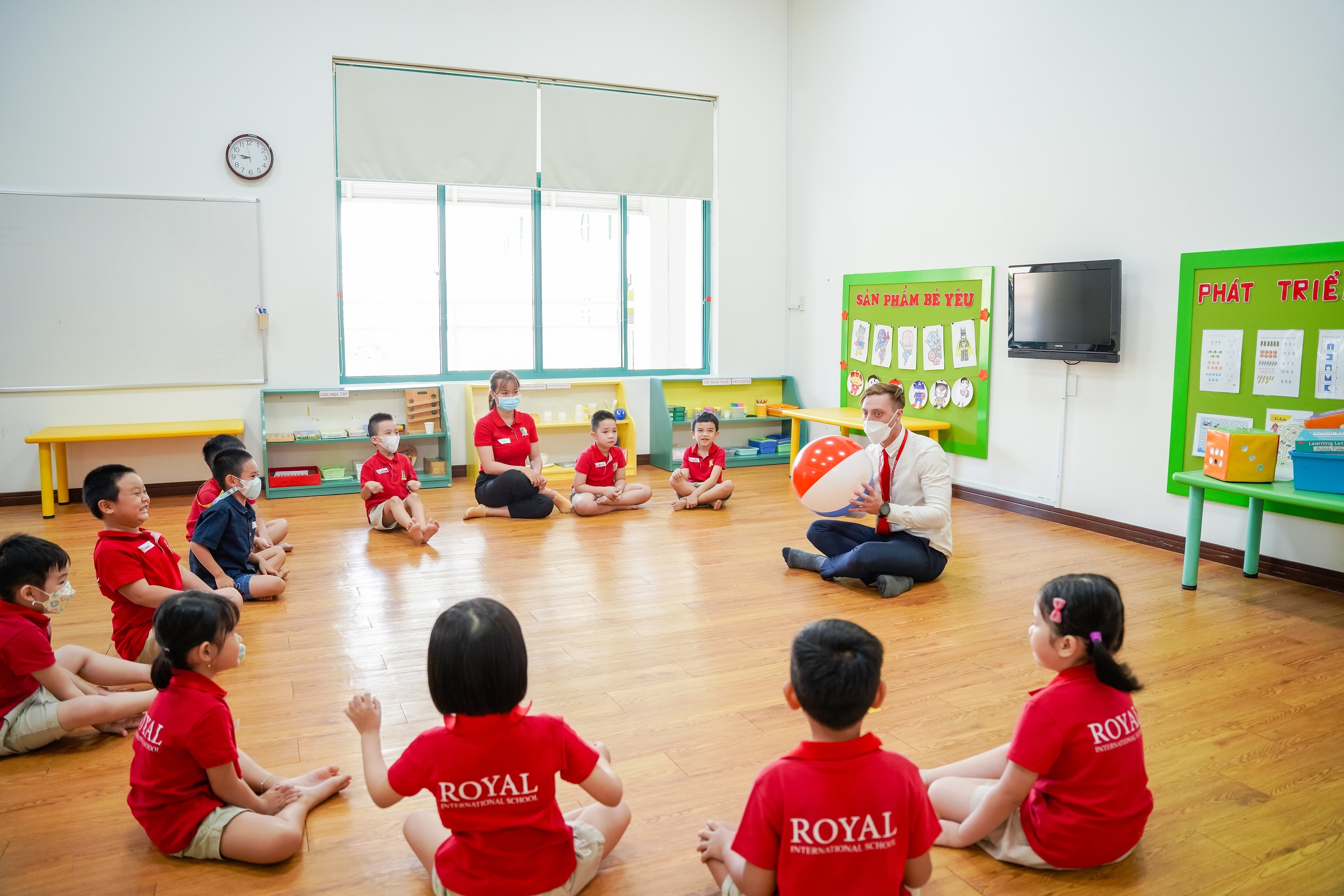 Royal School,  tro lai truong anh 3