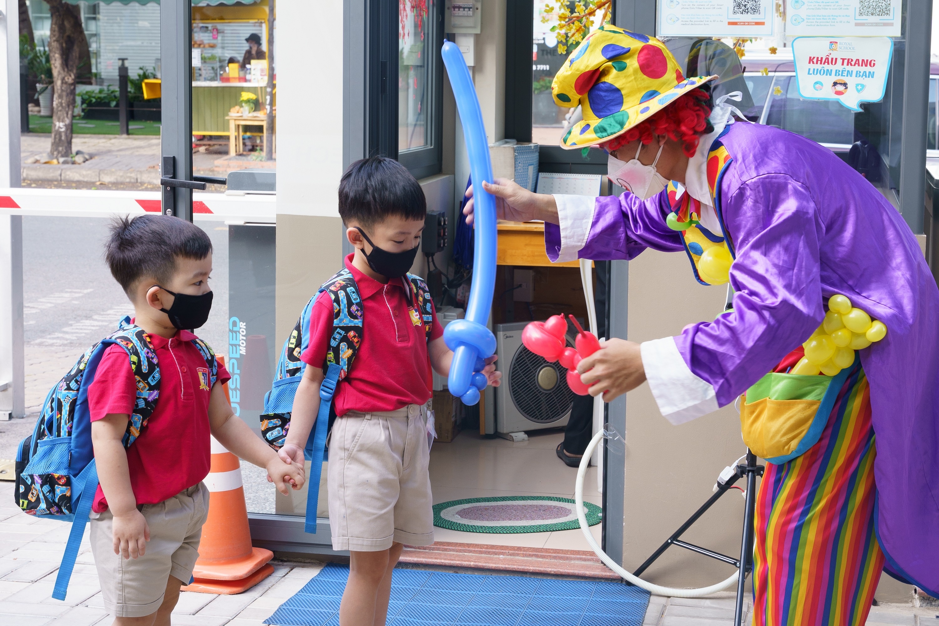 Royal School,  tro lai truong anh 2