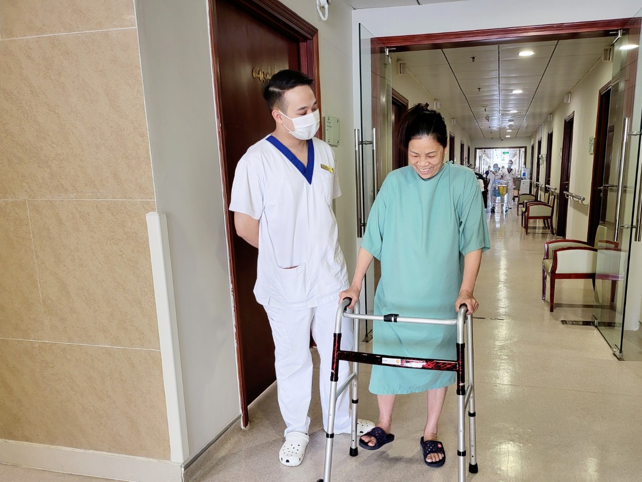 Phau thuat khop hang anh 2