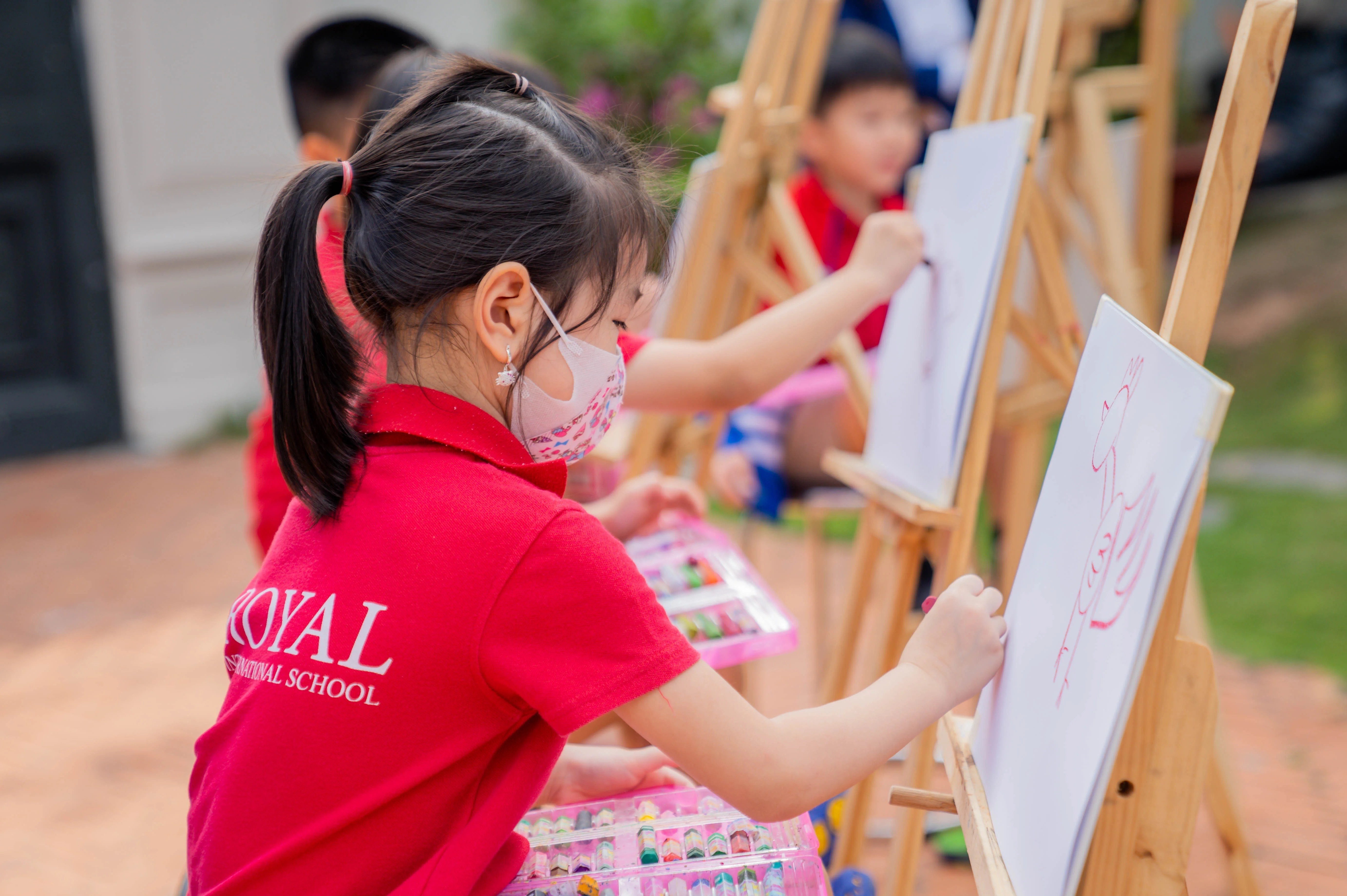 Royal School nang cao hieu qua giang day qua cac tiet hoc ngoai troi hinh anh