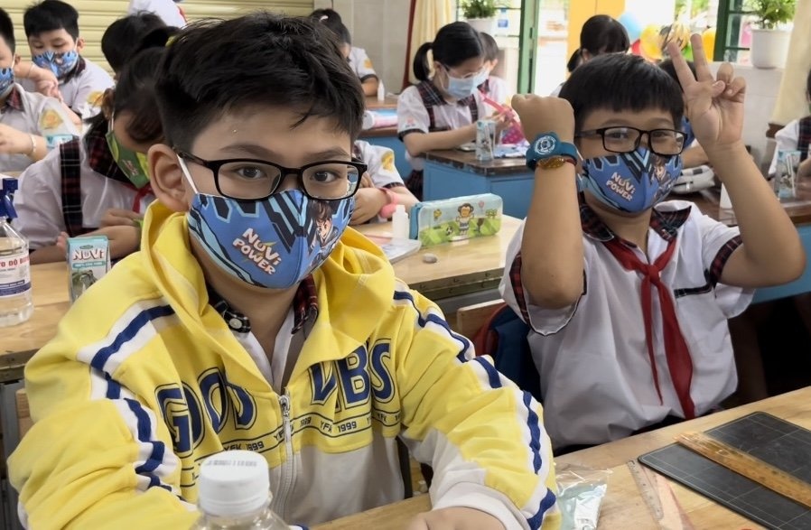 Cha me an tam dua be den truong cung bo 3 bao ve tu NuVi hinh anh