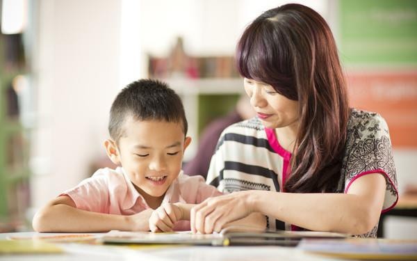 Dong hanh cung con hoc tieng Anh khi tro lai truong hinh anh