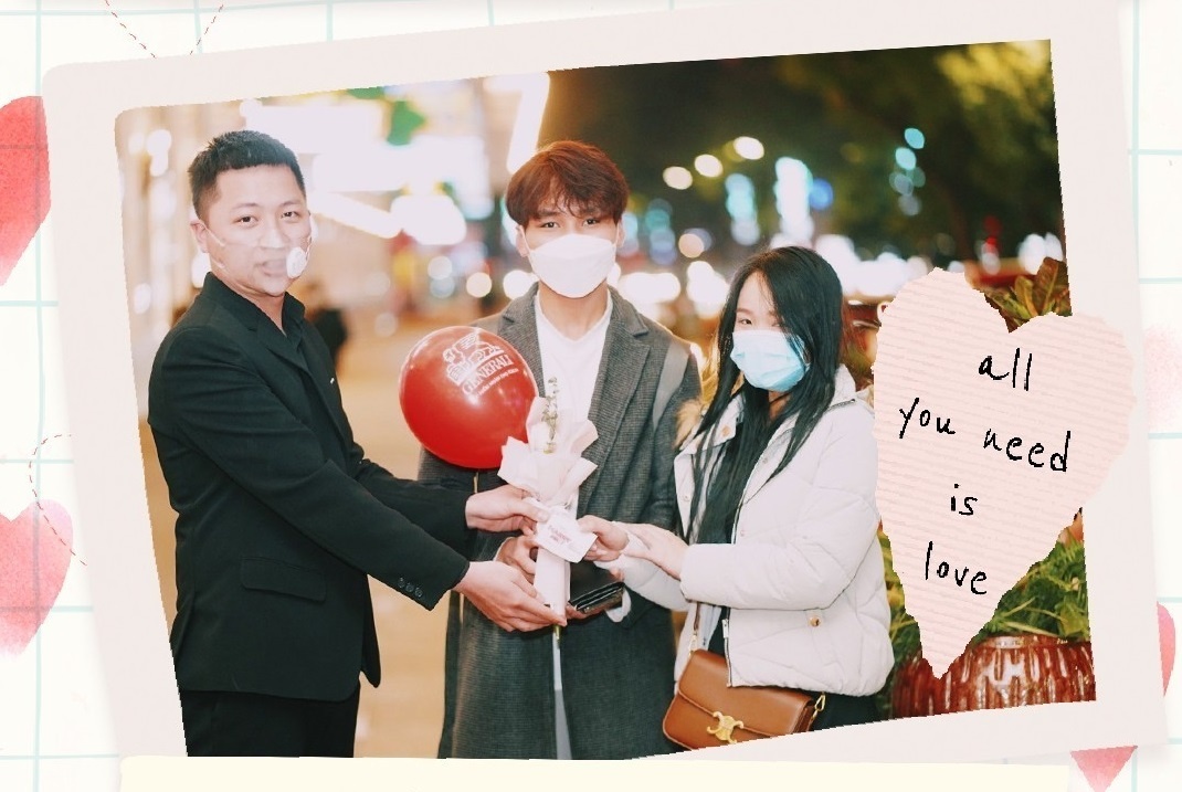 Hang nghin nguoi bat ngo duoc 'cau hon' khap cac tuyen pho lon hinh anh