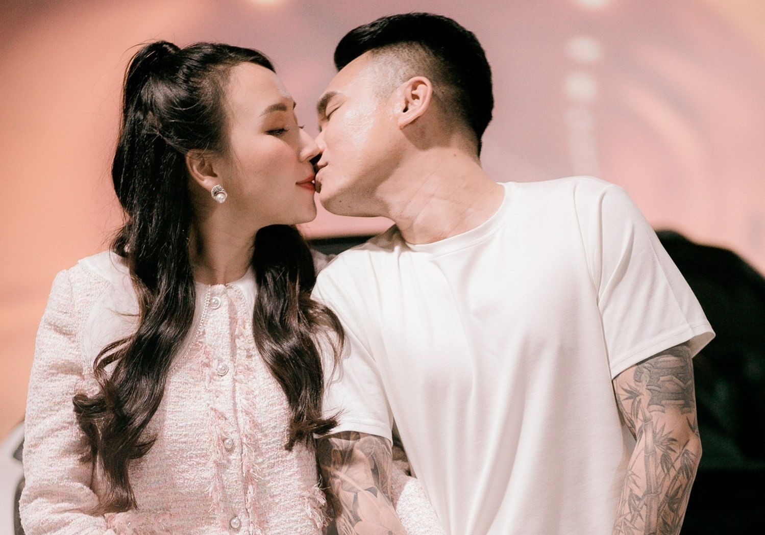 Khac Viet gianh top 1 #zingchart tu Erik voi bai hat tang vo DJ hinh anh