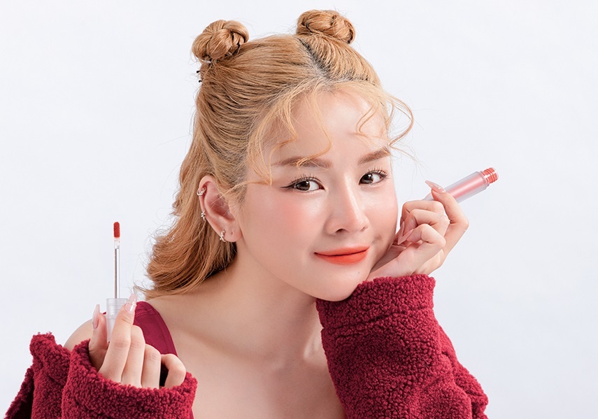 DJ Mie khoe nhan sac tinh khoi voi dong son Black Rouge moi hinh anh