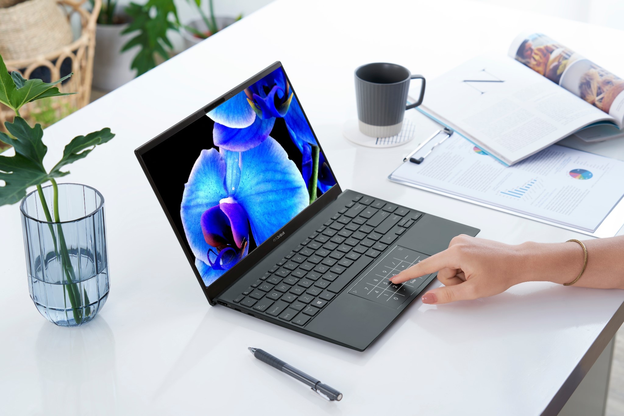 Laptop man hinh OLED nang tam trai nghiem hinh anh