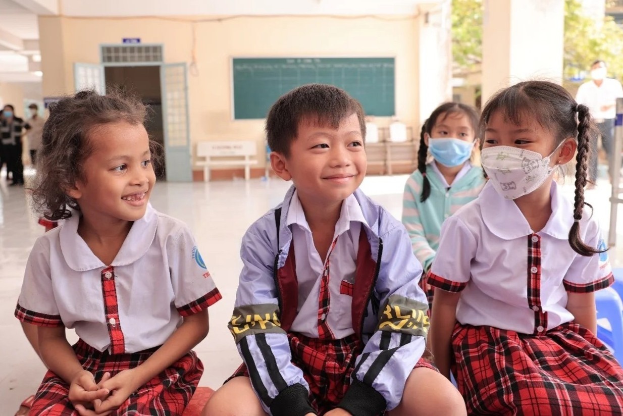 Hanh trinh dua tre em ngheo Can Tho cham giac mo tri thuc hinh anh