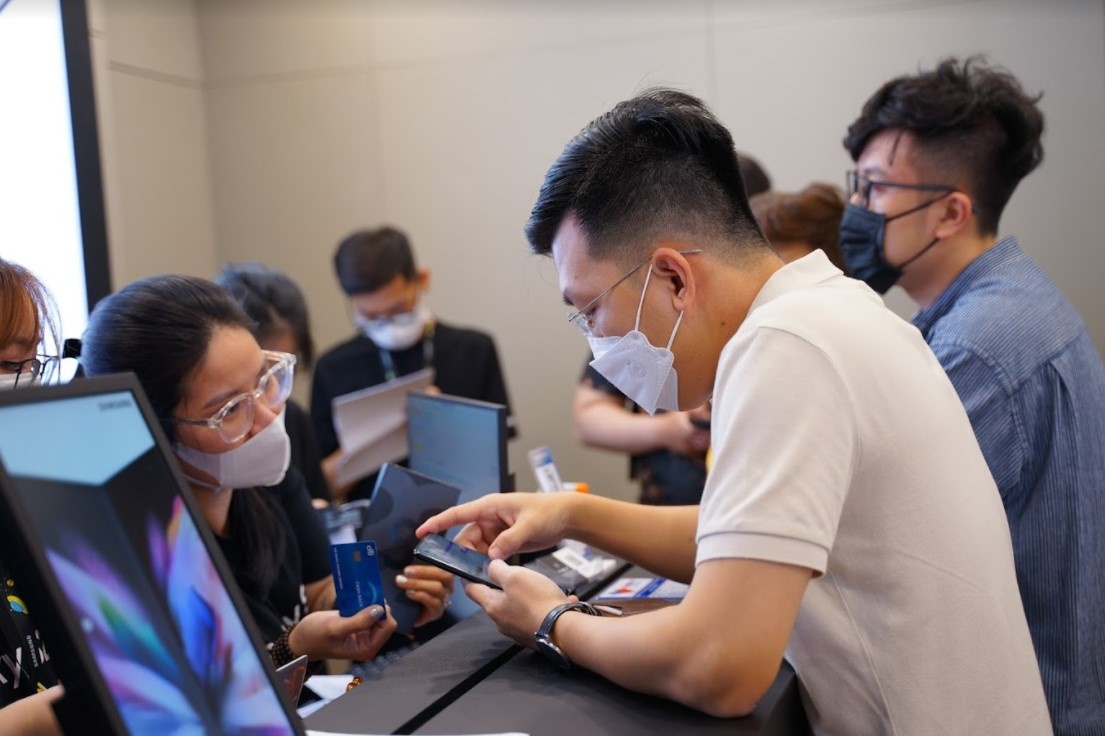 SamCenter trao Galaxy S22 series cho nhung khach hang dau tien hinh anh