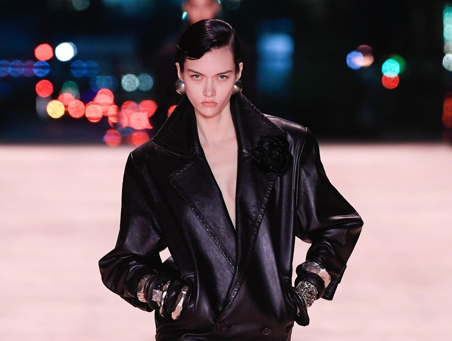 Ve dep di san truong ton trong BST Saint Laurent Thu Dong 2022 hinh anh