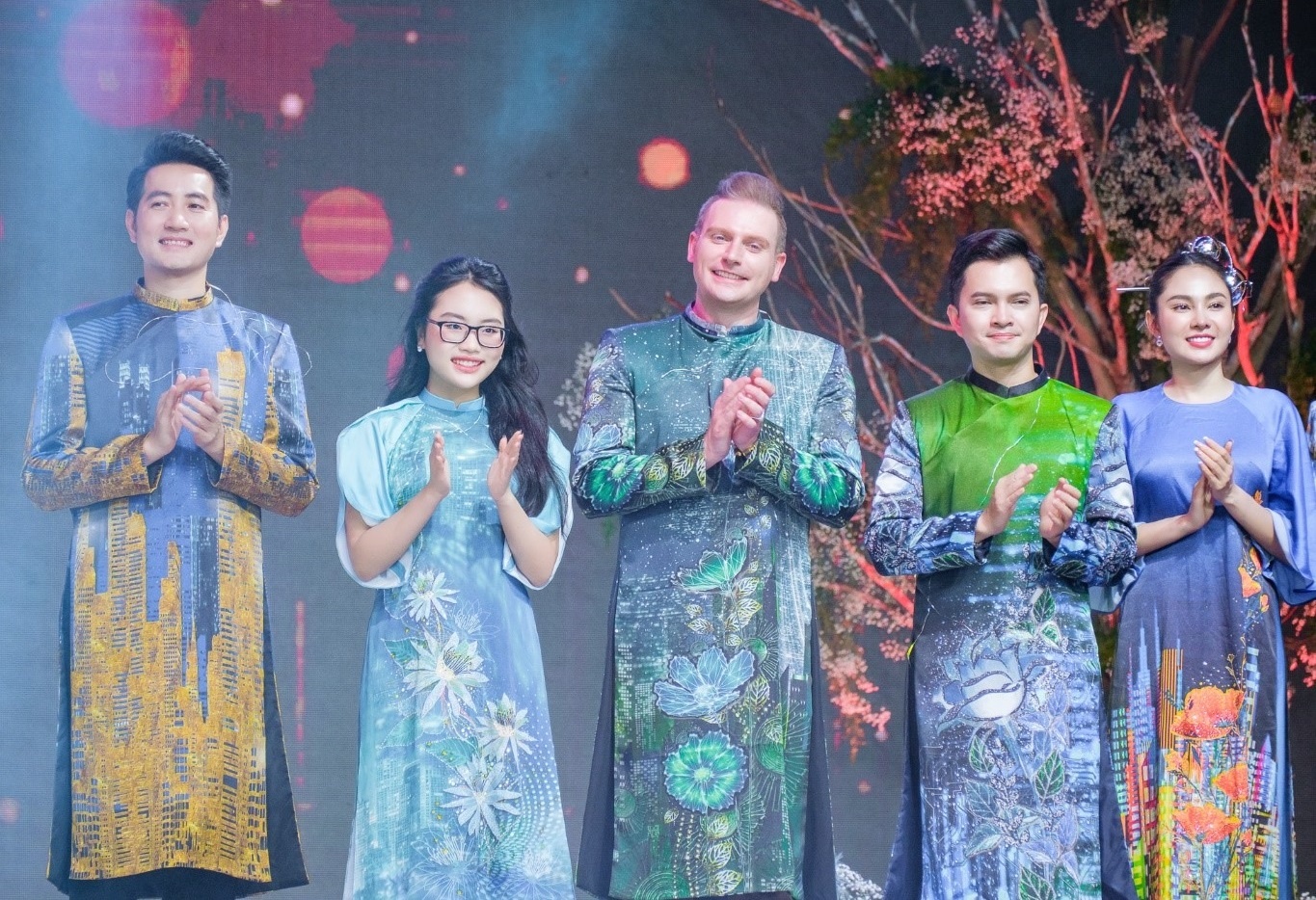 Dau an cua Thai Tuan tai Le hoi Ao dai 2022 hinh anh