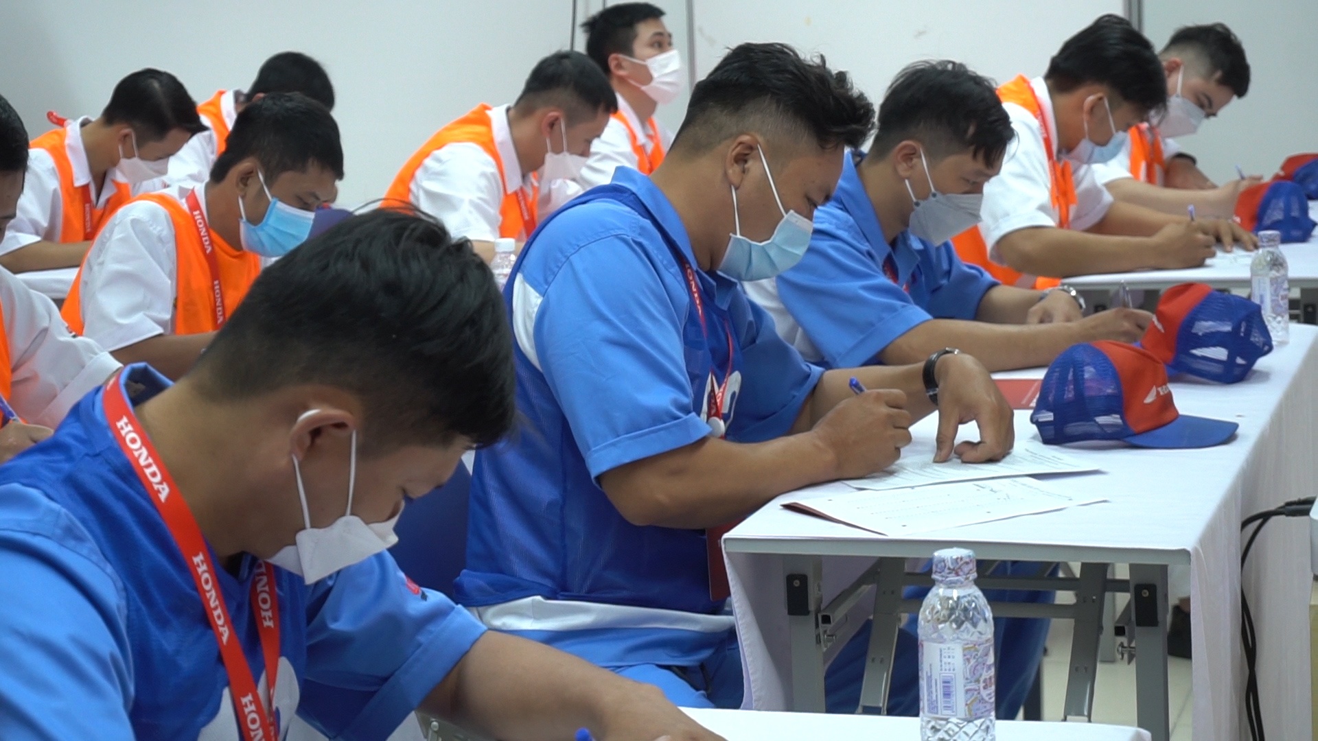 ky thuat vien dich vu,  xe may anh 1