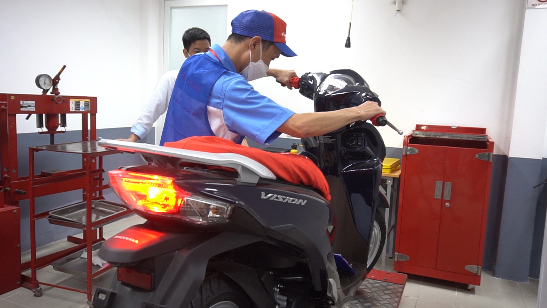 Ket qua hoi thi Ky thuat vien dich vu va nhan vien phu tung xuat sac hinh anh