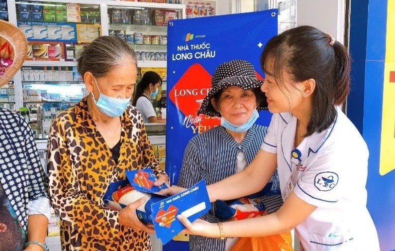 FPT Long Chau tang 200.000 vien thuoc tri Covid-19 cho nguoi kho khan hinh anh