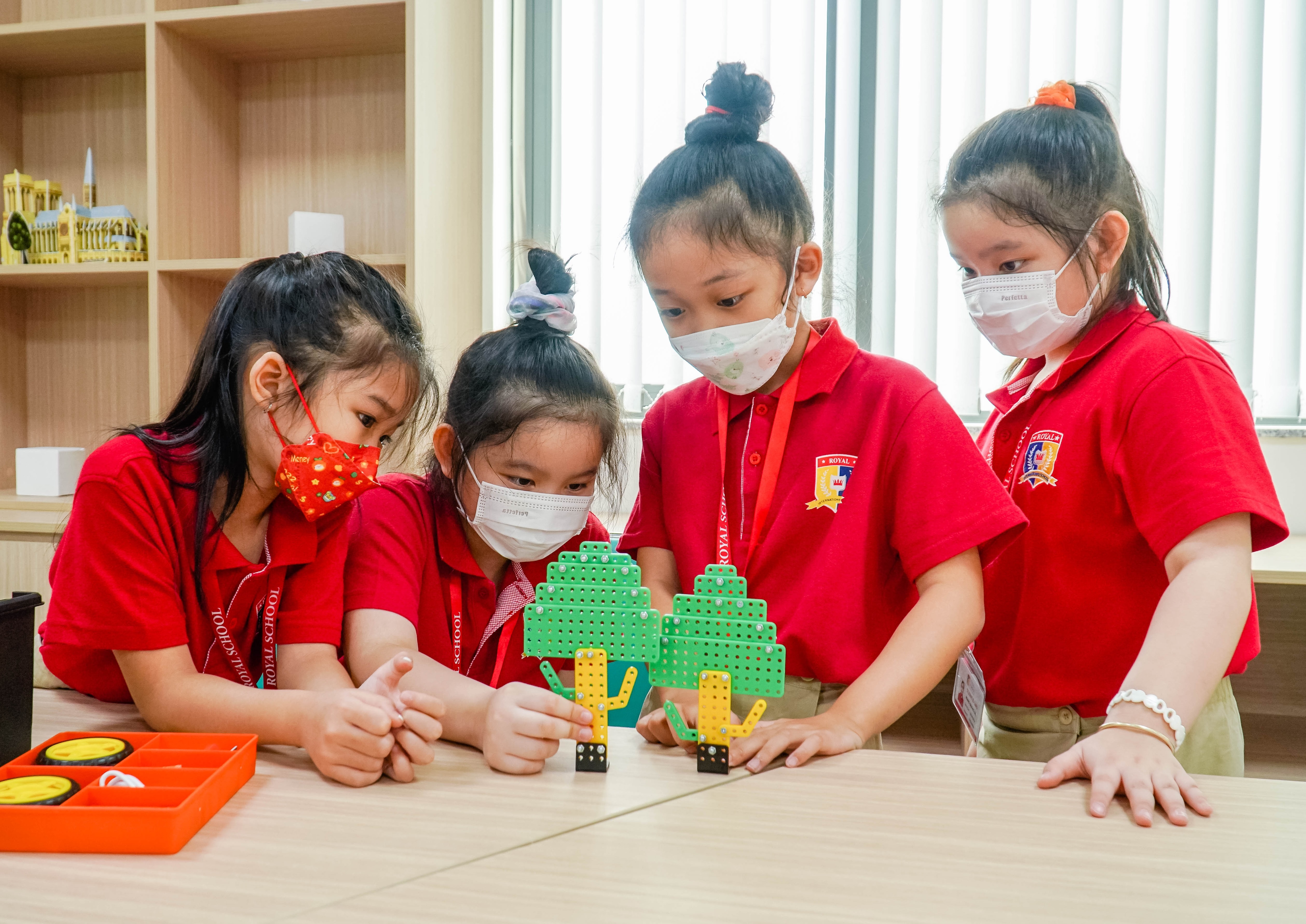 Royal School khoi nguon dam me khoa hoc cho tre bang STEM Robotics hinh anh