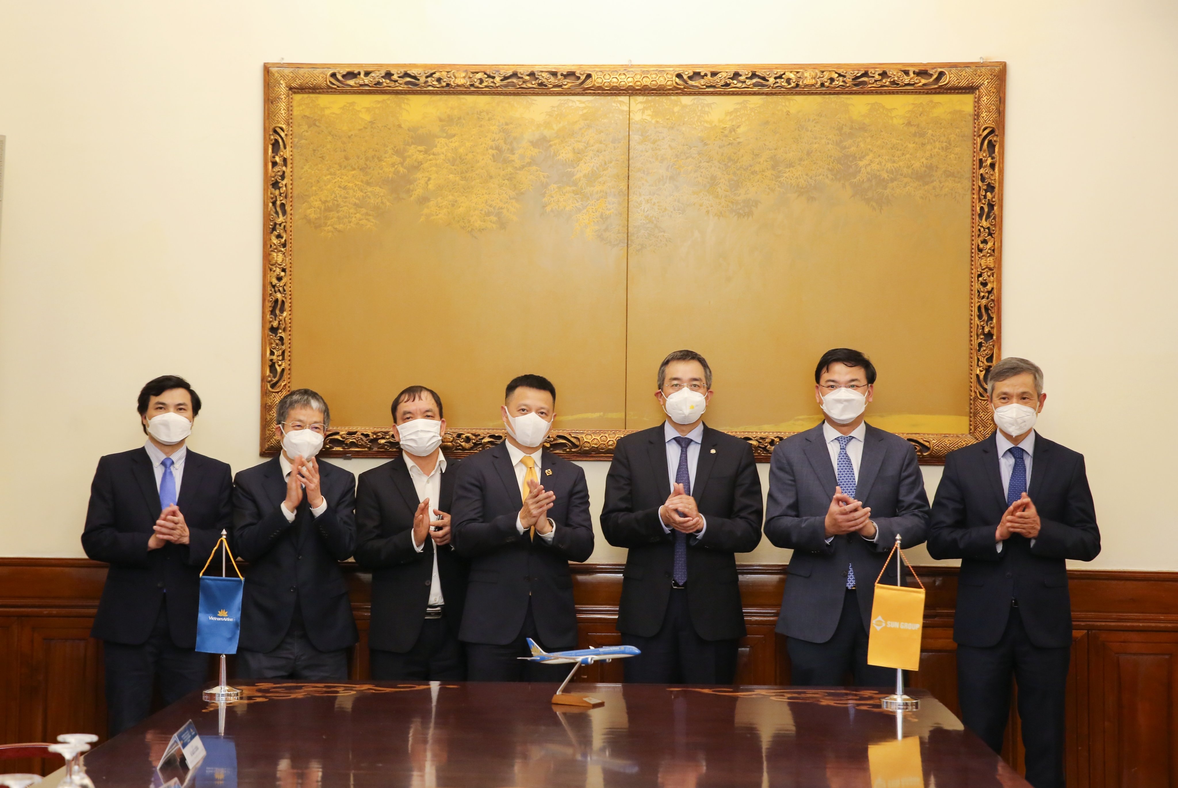 dua nguoi Viet tu Ukraine ve nuoc anh 1