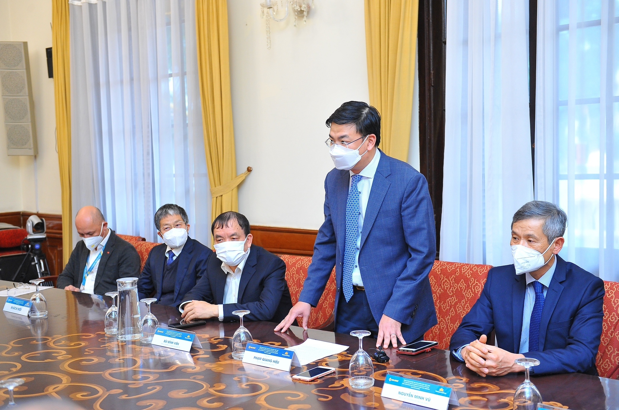 dua nguoi Viet tu Ukraine ve nuoc anh 2