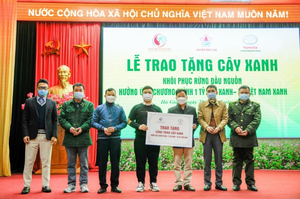 Toyota Viet Nam trao tang 13.200 cay phu xanh rung phong ho hinh anh