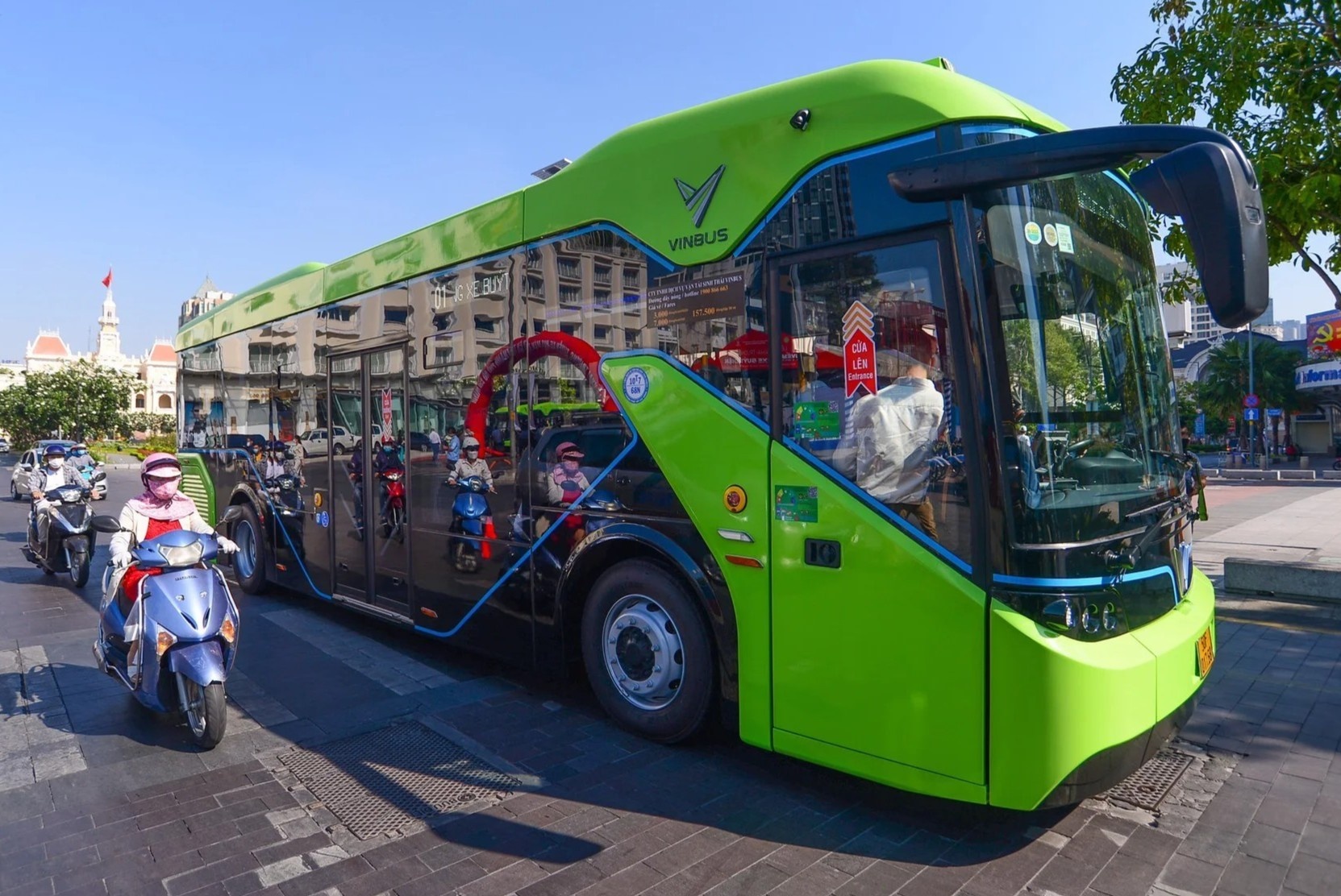 Trai nghiem du lich quanh TP.HCM bang VinBus hinh anh