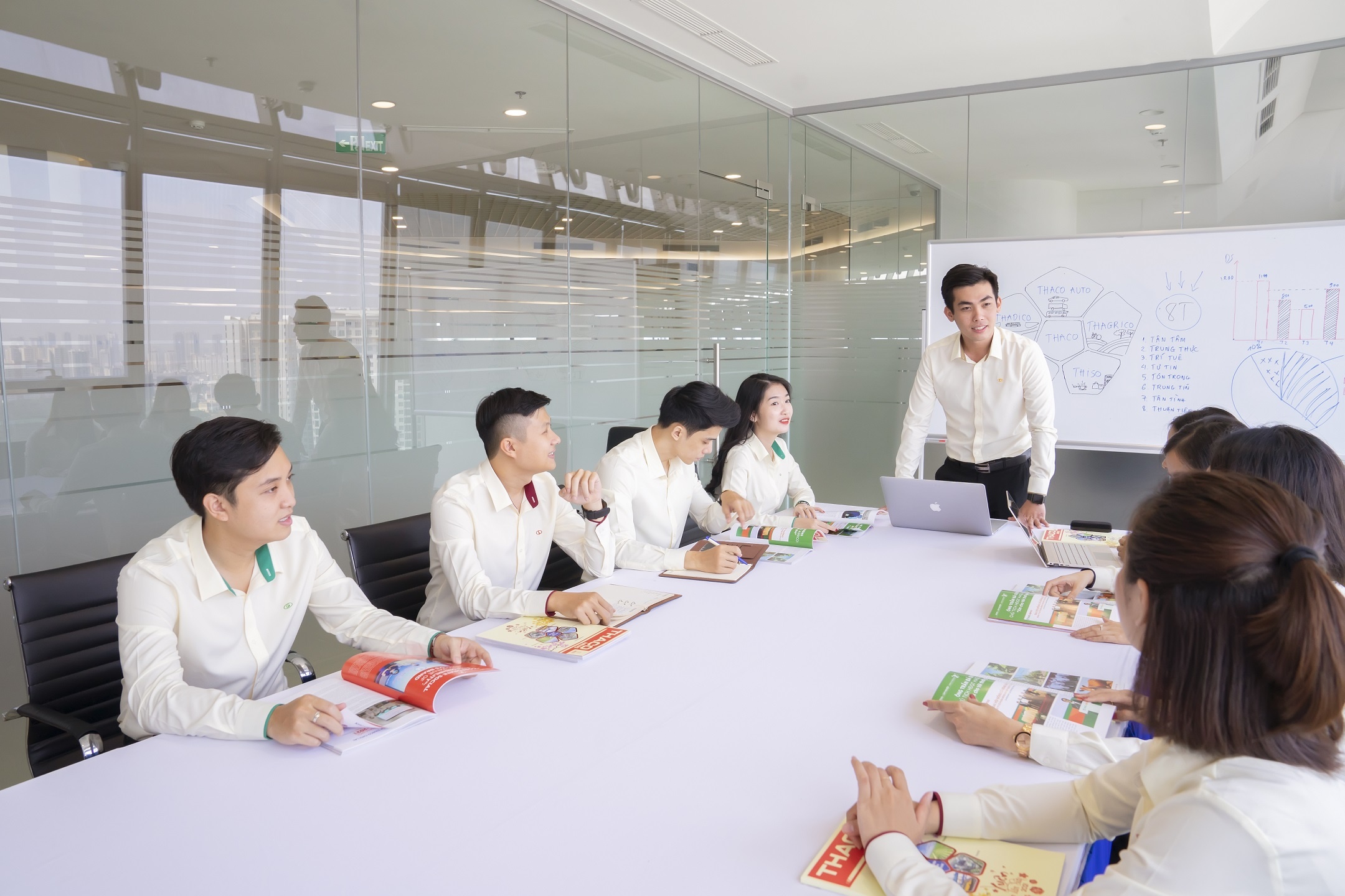 Thaco tuyen dung nhieu vi tri nhan su cap cao hinh anh