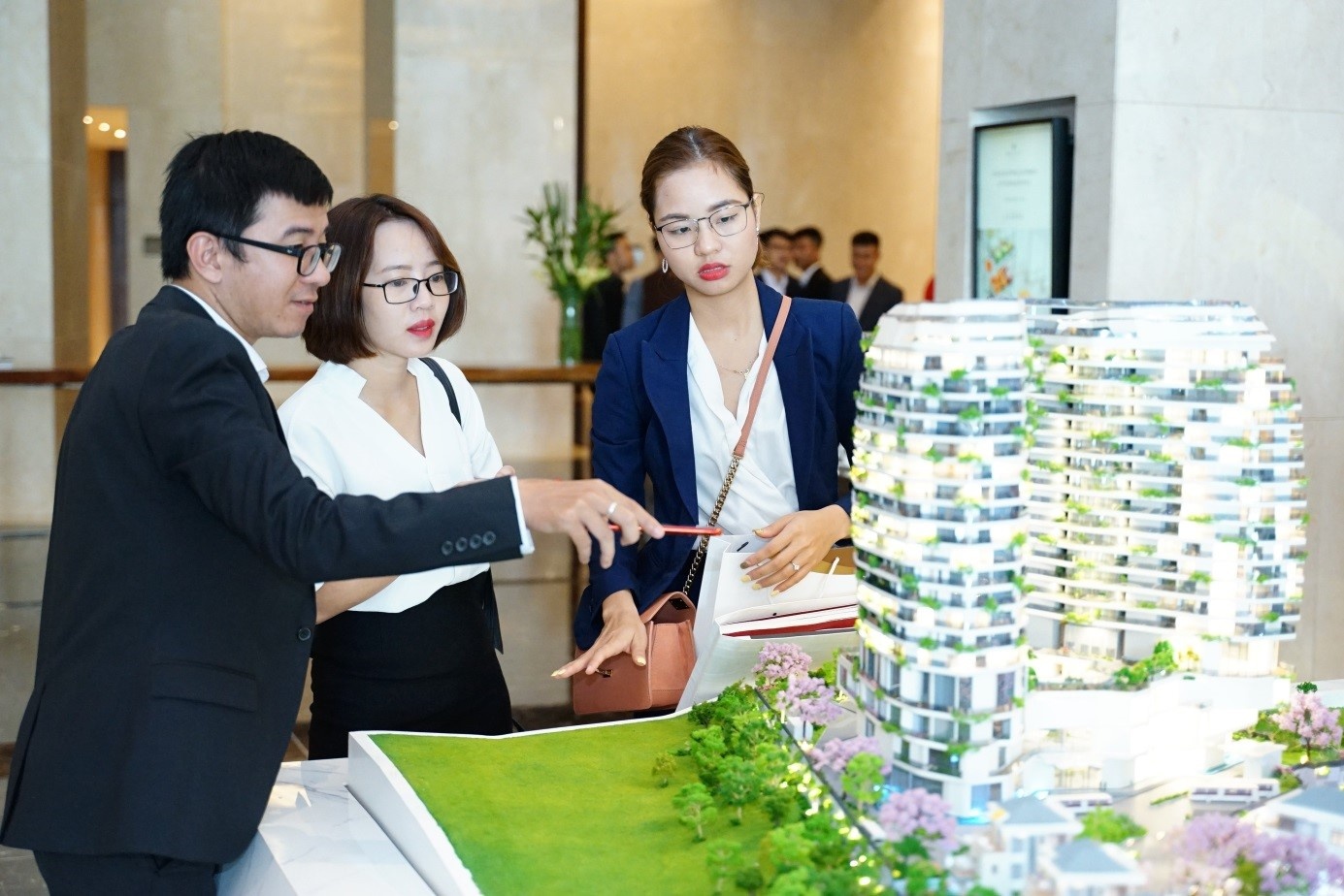 Dau tu bat dong san hau dich hinh anh