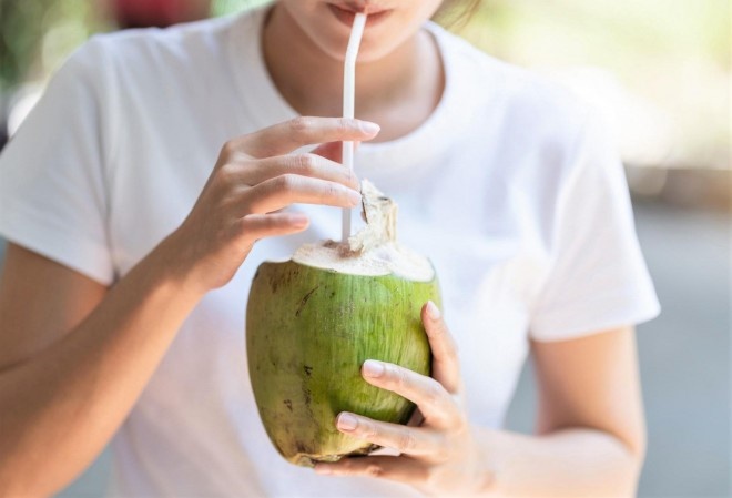 Tac dung cua nuoc dua voi nguoi mac Covid-19 hinh anh
