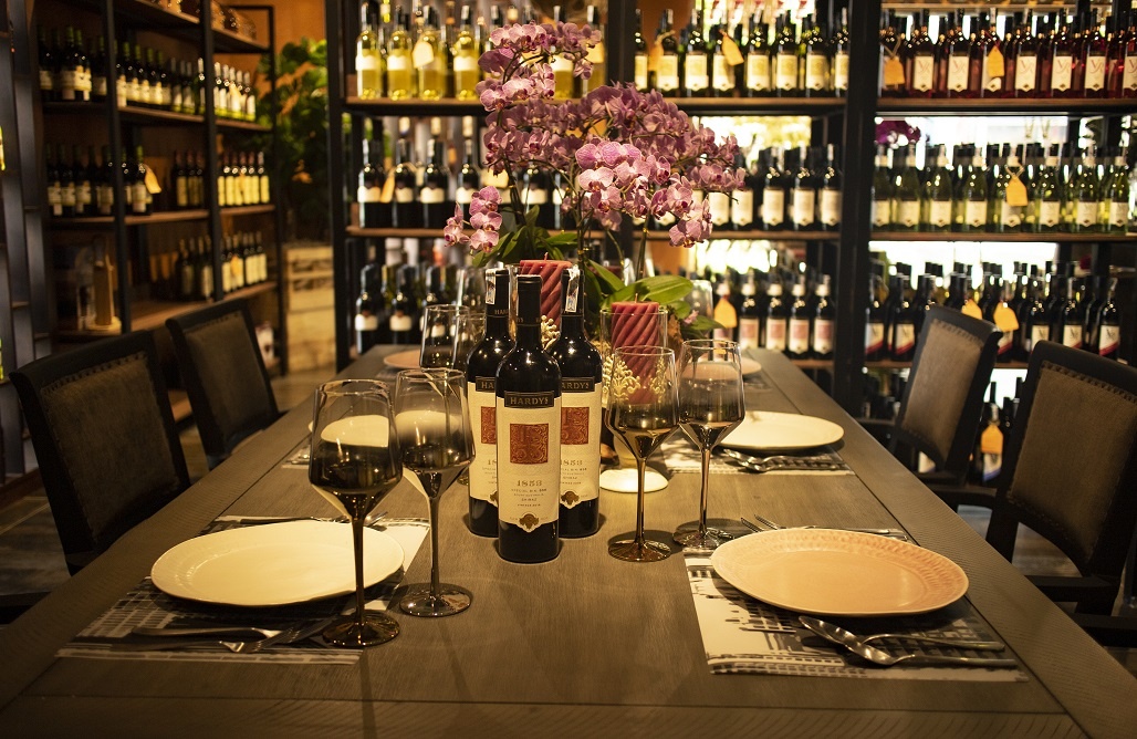 Wine Cellar Saigon ghi dau voi phong cach ‘store and bistro in garden’ hinh anh