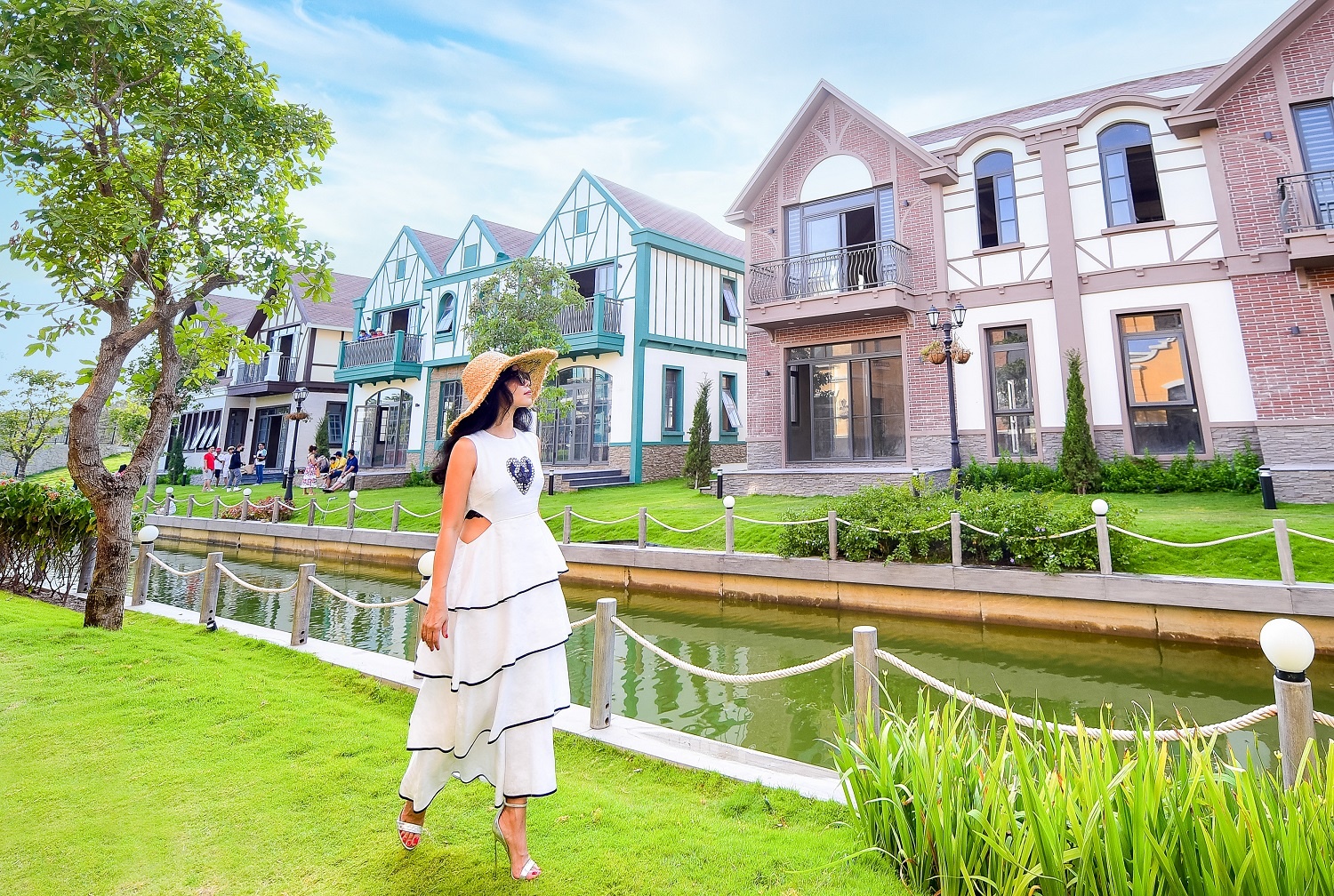 NTK Ha Linh Thu tan huong ngay binh yen tai Ho Tram hinh anh