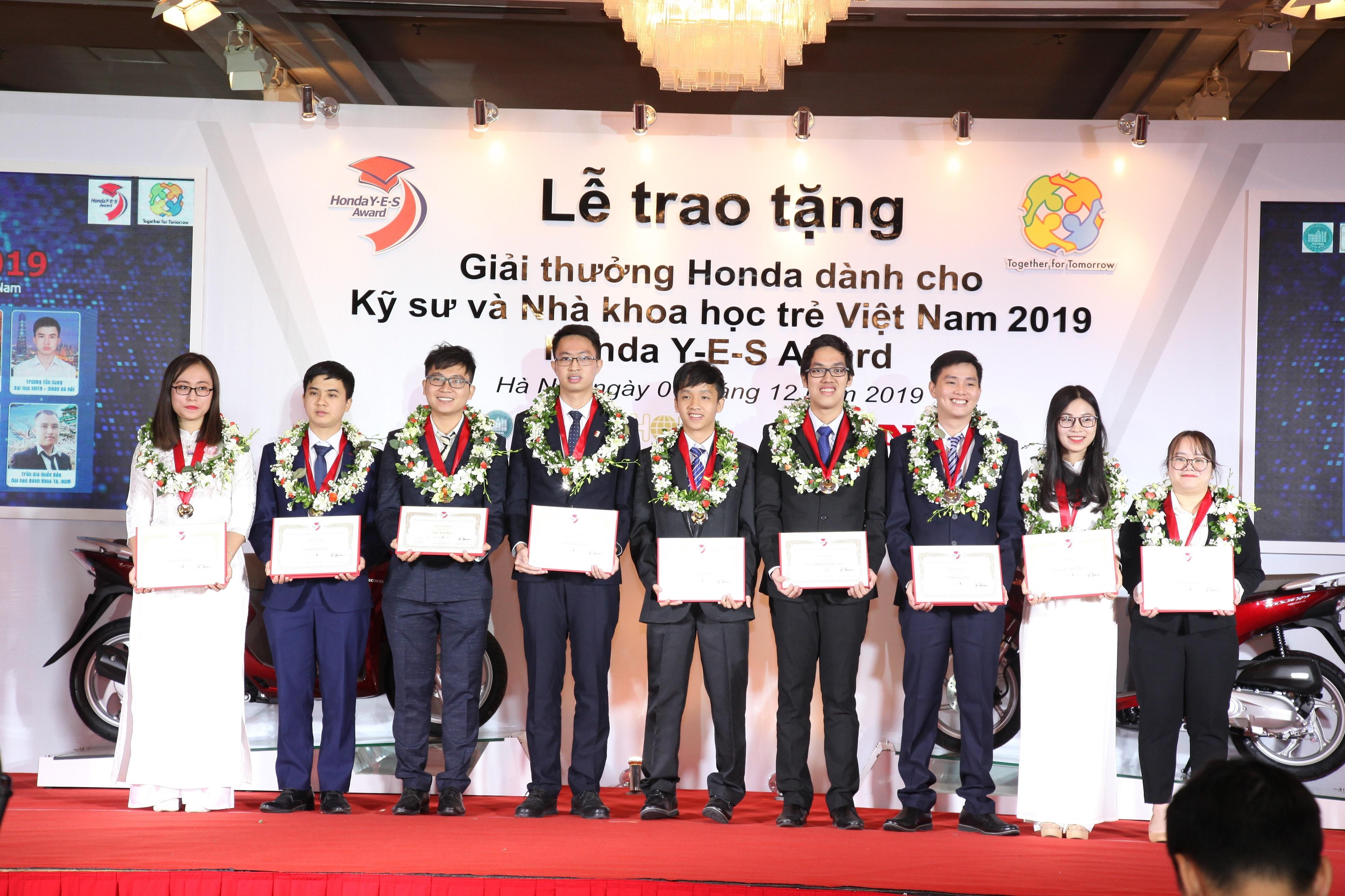 Honda Viet Nam vinh danh cac sinh vien xuat sac nhan hoc bong 2021 hinh anh
