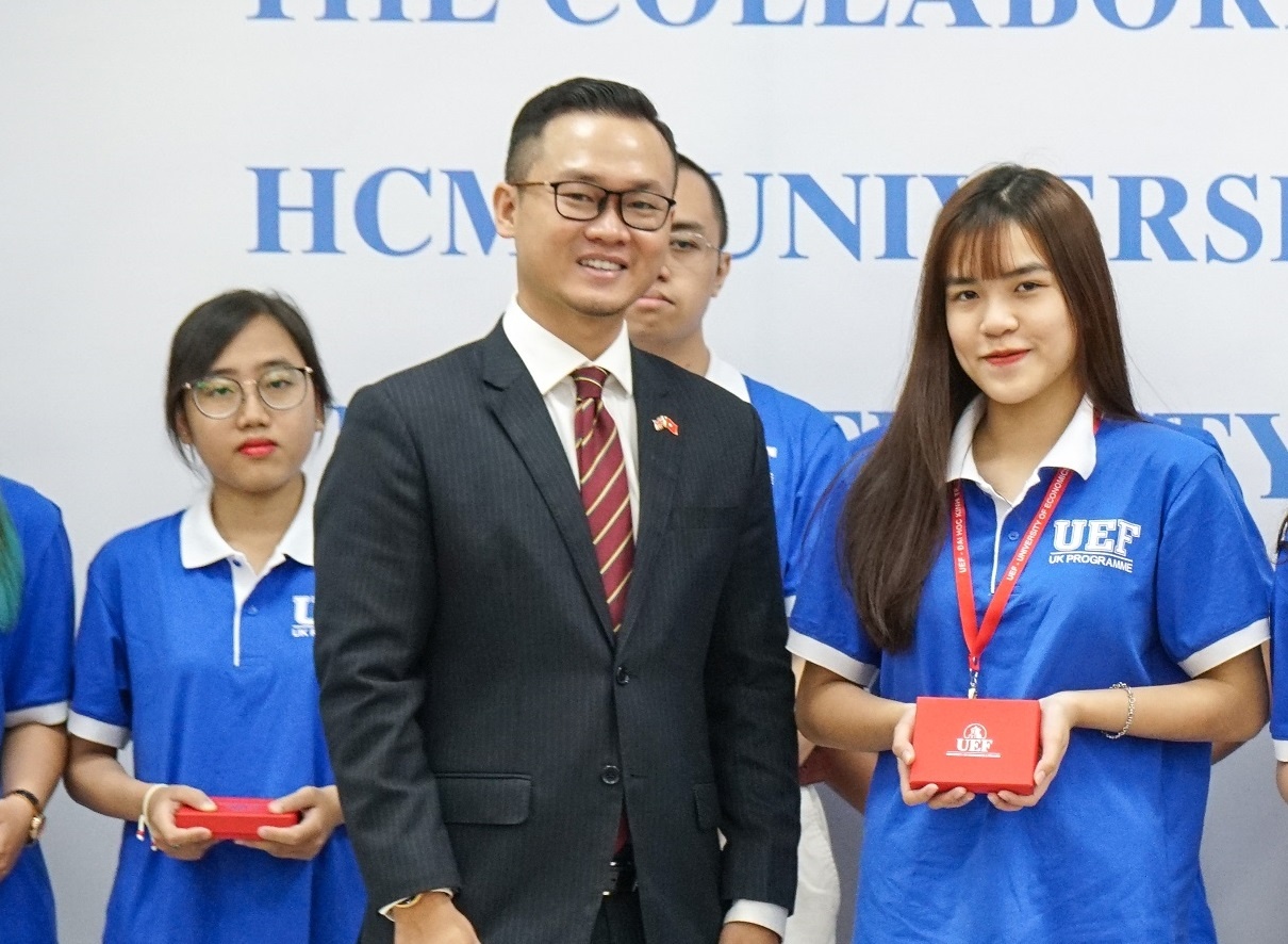 Gia nhap moi truong dao tao quoc te de hoan thanh muc tieu du hoc hinh anh