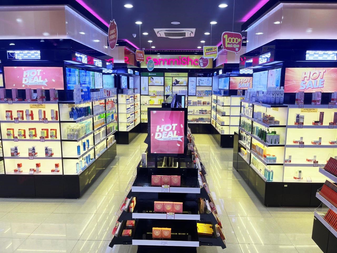 Khong gian 'sieu to khong lo' cua sieu thi my pham SammiShop Ha Noi hinh anh