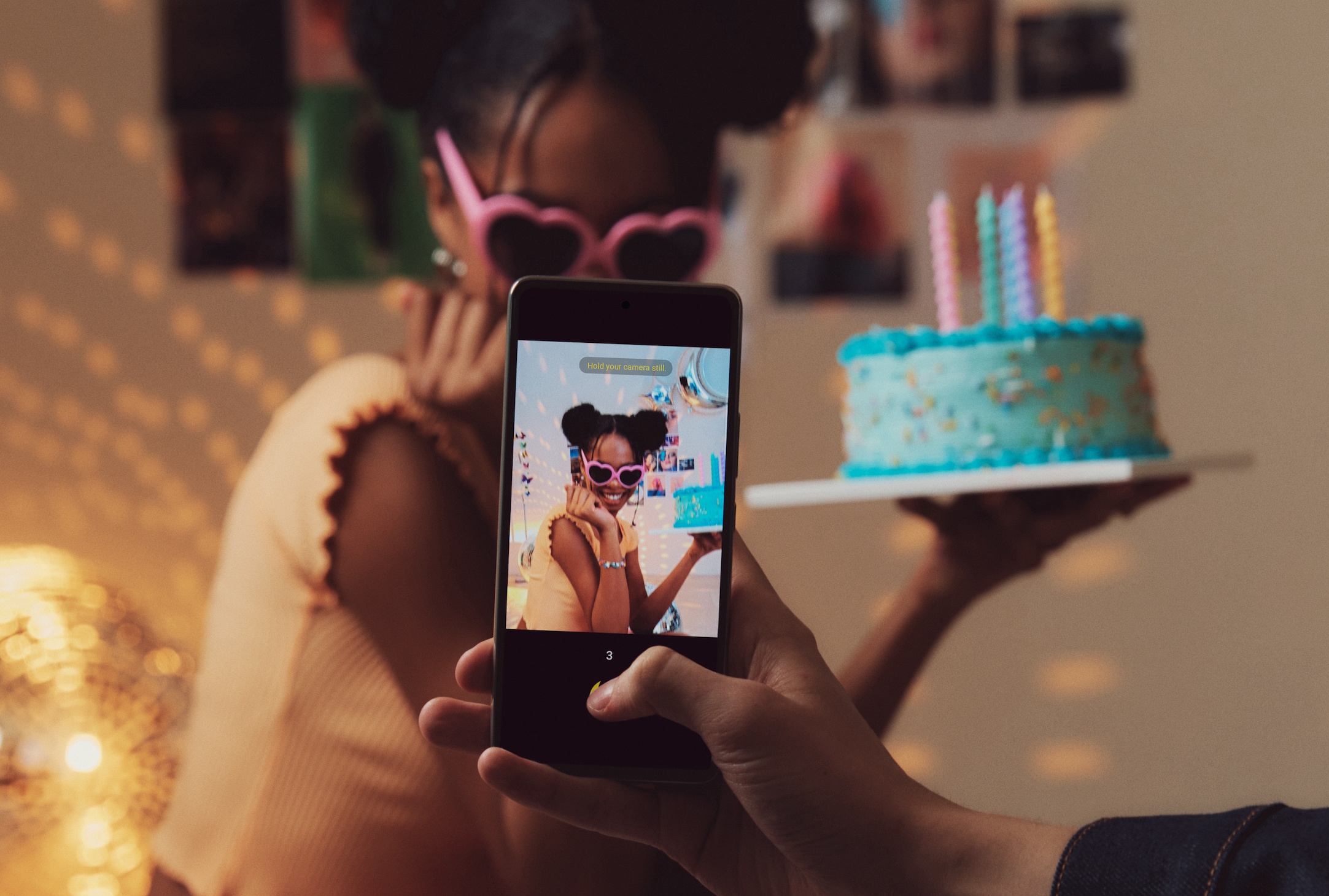 Gen Z va nhung chiec smartphone 'ruc net nguyen ban' hinh anh