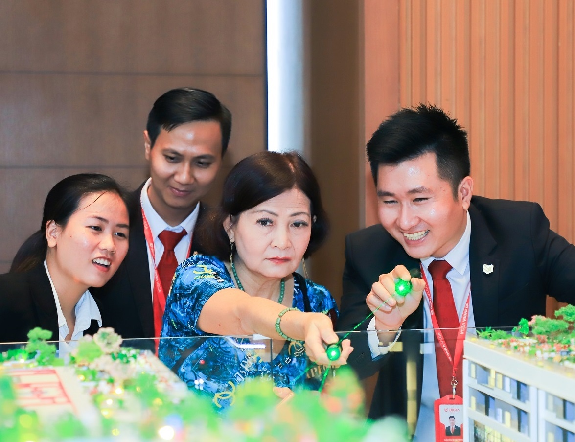 Doanh nghiep dia oc tang toc tuyen nhan su kinh doanh hinh anh