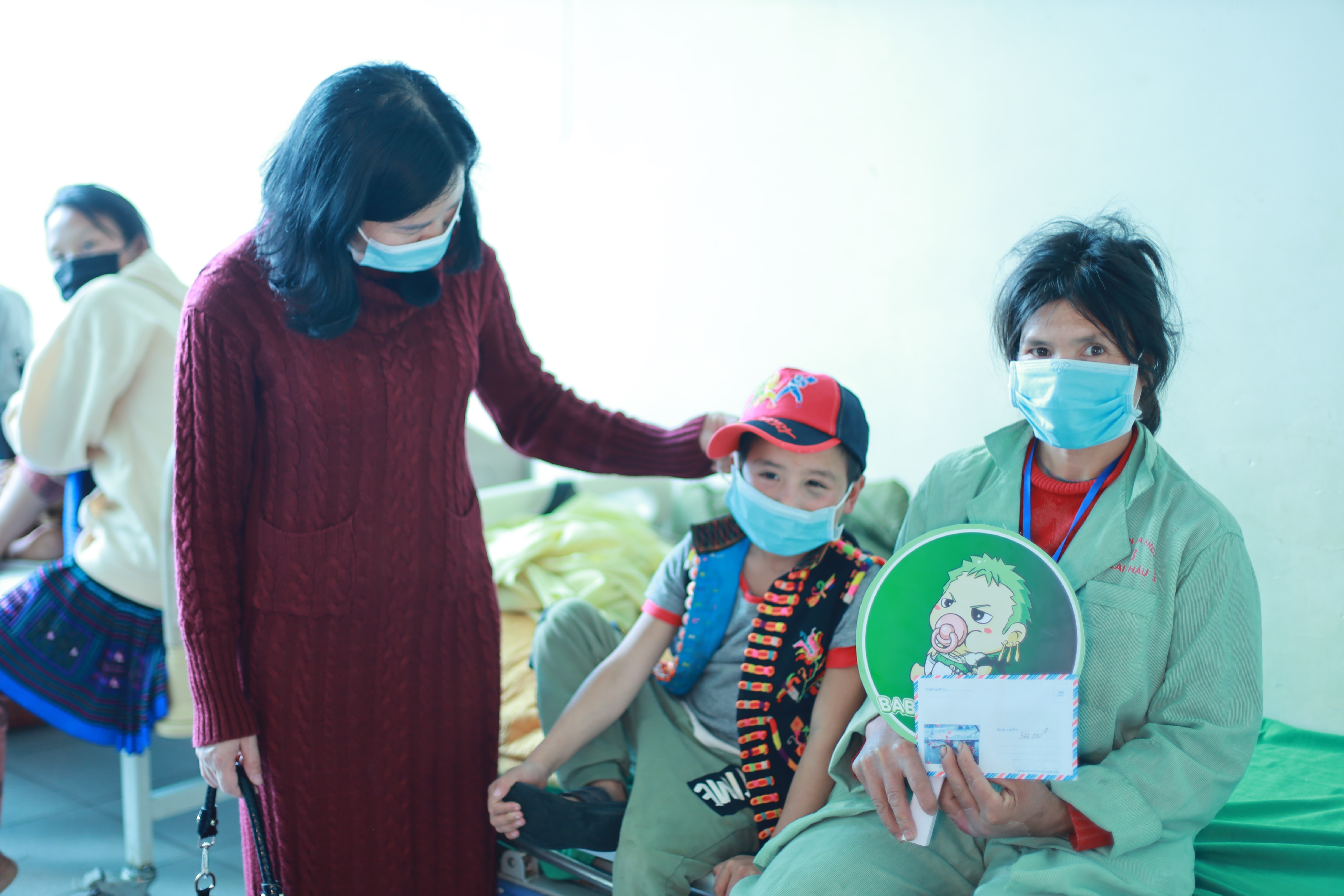 Trao 60 suat qua thien nguyen cho benh nhan kho khan tai Lai Chau hinh anh