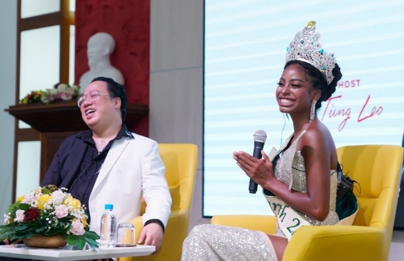 Sinh vien Nova College gay an tuong voi Hoa hau Trai Dat 2021 hinh anh