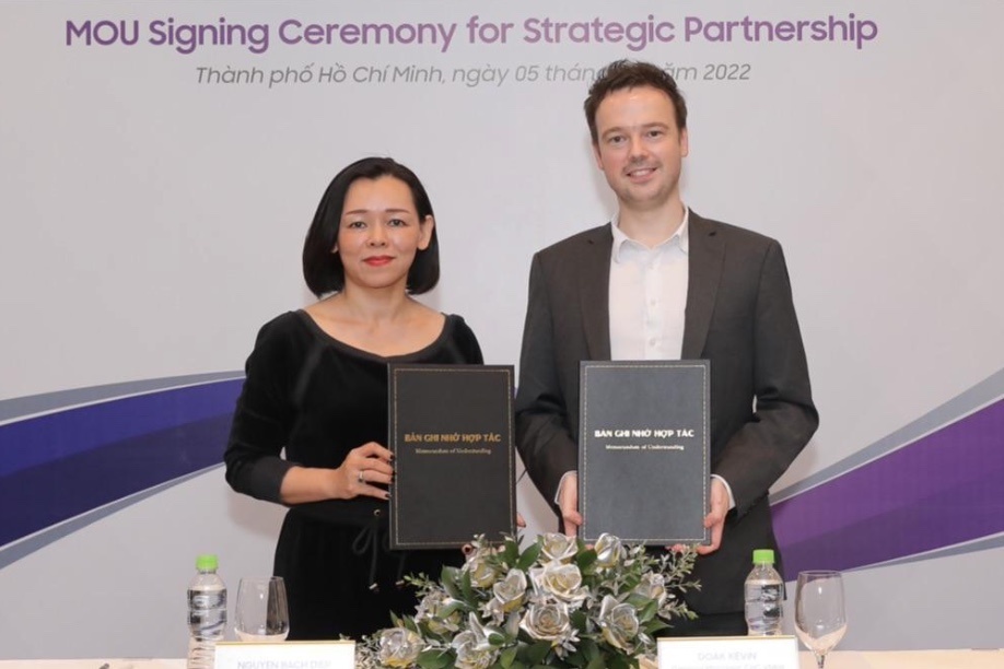 FPT Long Chau bat tay Sanofi CHC cham soc suc khoe cong dong hinh anh