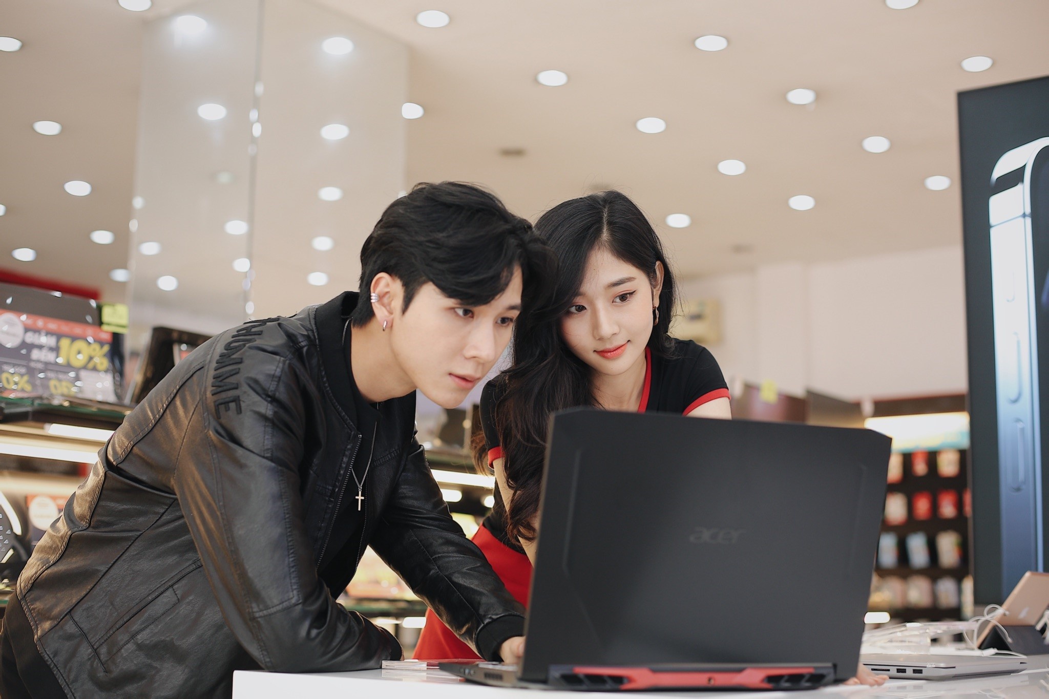 Mung gio To, FPT Shop giam gia den 50% hinh anh