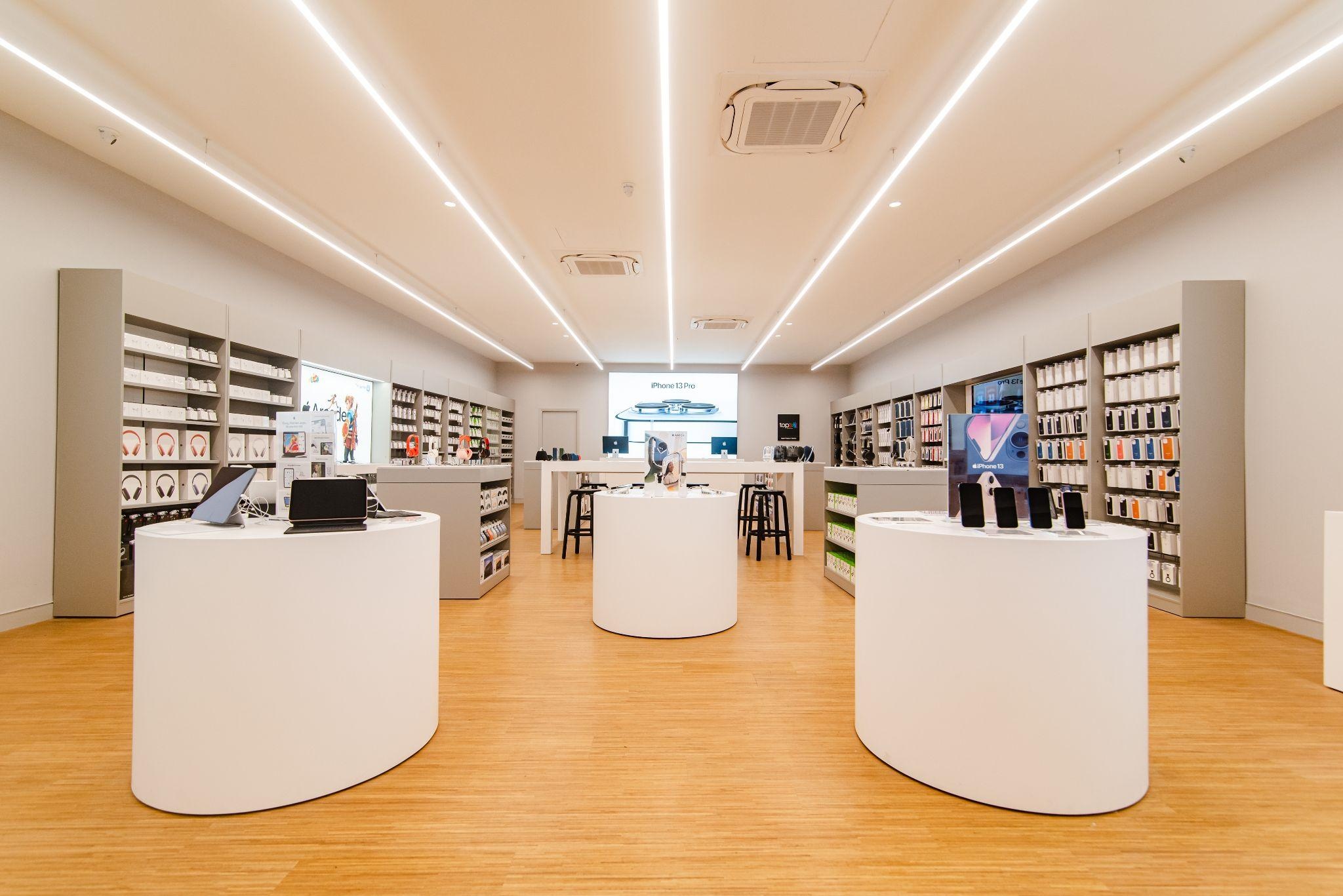 Loat do Apple giam den 50% mung khai truong TopZone lon nhat Viet Nam hinh anh